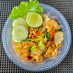 มาม่าผัดไก่ชิ้น