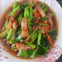 คะน้าหมูกรอบเป็นกับ