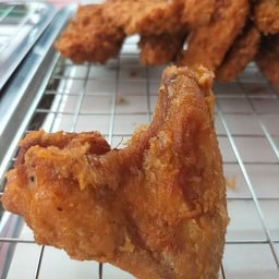 ไก่ทอดหาดใหญ่ คุณนายเสรี เซเว่นอีเลฟเว่น สาขา เกาะลอย-ท่่าแฉลบ (จันทบุรี)