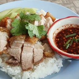 ข้าวหมูกรอบจิ้มแจ่ว