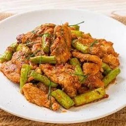 ผัดพริกแกง