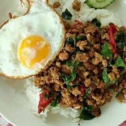 กระเพาหมูสับซาดิส ฟรีไข่ดาววว