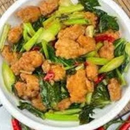 ผัดคะน้าไก่กรอบราดข้าว with rice