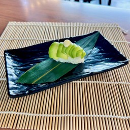 ข้าวปั้นอะโวคาโด