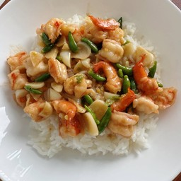 ข้าวราดกุ้งผัดพริกขี้หนู