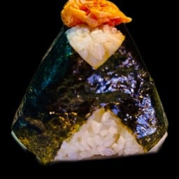 ข้าวปั้นสามเหลี่ยม แชลม่อน