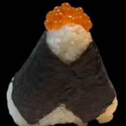 ข้าวปั้นสามเหลี่ยม ไข่ปลาแชลม่อน