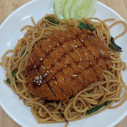 สปาเก็ตตี้กระเพาไก่กรอบ