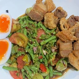 ตำถั่วปลาร้าหมูกรอบไข่ต้ม