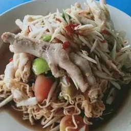 ตำมาม่าตีนไก่