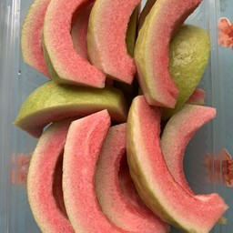 ฝรั่งใส้แดงพร้อมทาน