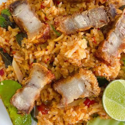 ข้าวผัดต้มยำหมูกรอบ