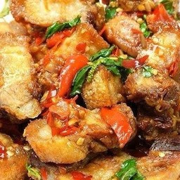 กระเพราหมูกรอบ (กับข้าว)