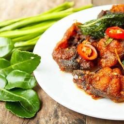 ผัดเผ็ดปลาดุกทอด