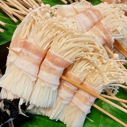 หมูสามชั้นพันเห็ดเข็มทอง