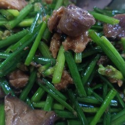 ผัดผักเครื่องในไก่เป็นกับ