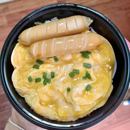 ข้าวไข่ข้น ไส้กรอกหนังกรอบ