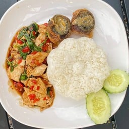 ข้าวผัดกะเพราไก่+ไข่เยี่ยวม้า