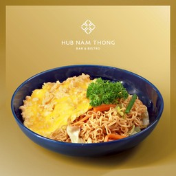 ผัดมาม่าไก่ไข่คั่ว