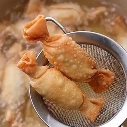 เกี๊ยวไส้กรอกไก่ 7 ชิ้น