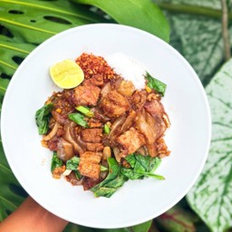 ผัดซีอิ้วหมูกรอบยอดคะน้า