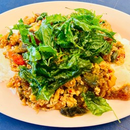 ไข่เยี่ยวม้าผัดกระเพรากรอบ