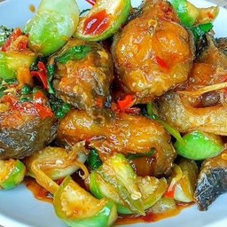 ผัดฉ่าปลาดุกทอด