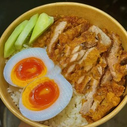 ข้าวหมูทอด (มีน้ำจิ้มแจ่ว)