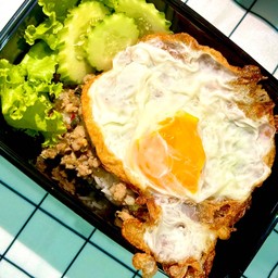 กระเพราหมูสับไข่ดาว