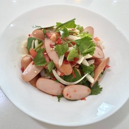 ยำไส้กรอก