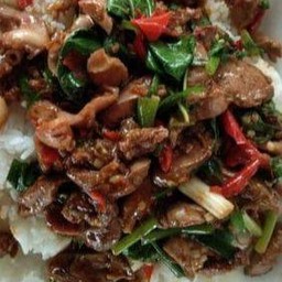 กระเพราเครื่องในไก่