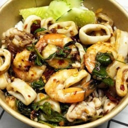 กะเพราพริกแห้ง-ข้าวไก่กรอบ-ยำแซ่บ