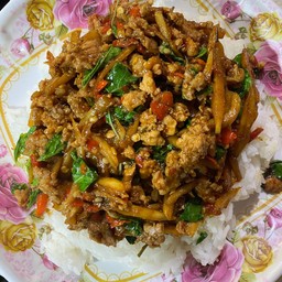 ข้าวกระเพราหมูสับหน่อไม้ดอง