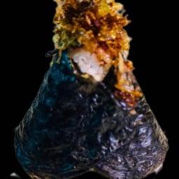 ข้าวปั้นสามเหลี่ยม ปลาแห้ง