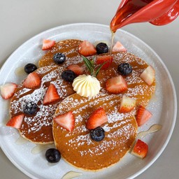 Pancake berries with maple-honey