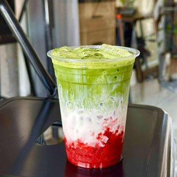 มัทฉะลาเต้ สตอเบอรี่