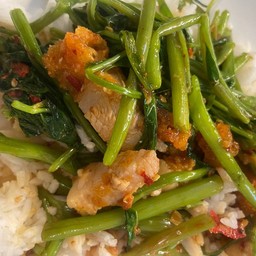 ข้าวผัดพริกแกงผักบุ้งหมูกรอบ