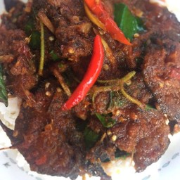 ข้าวผัดพริกแกงปลาดุกไข่ดาว