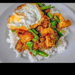 ข้าวผัดพริกแกงหมูชิ้นไข่ดาว