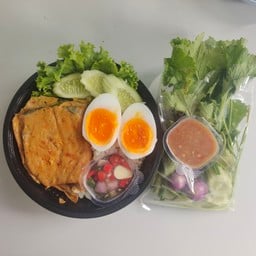ข้าวห่อหมกย่างหน้าปูม้า ไข่เป็ดยางมะตูม น้ำพริกกะปิ+ผัก