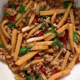 ข้าวหมูสับผัดหน่อไม้ใส่ใบโหระพา