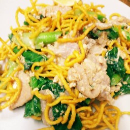 ผัดซีอิ๊วหมี่กรอบหมูหมัก