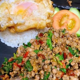 กระเพราหมูสับราดข้าว