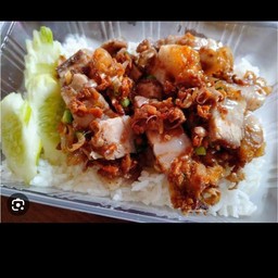 ข้าวหมูกรอบกระเทียมไข่ดาว