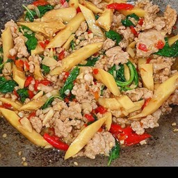 ข้าวกระเพราหมูสับหน่อไม้