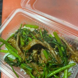 ข้าวพริกแกงเนื้อชิ้นผักบุ้ง