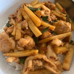 ผัดพริกแกงไก่หน่อไม้สด (กับข้าว)