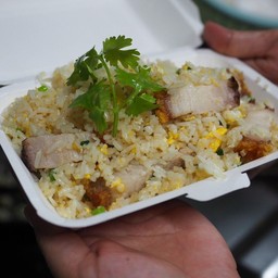 ข้าวผัดหมูกรอบบ