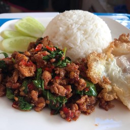 กระเพราหมูราดข้าว