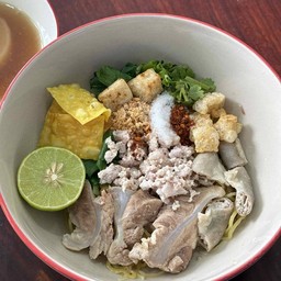 ก๋วยเตี๋ยวแห้งต้มยำยกร้านหมูเครืีองใน